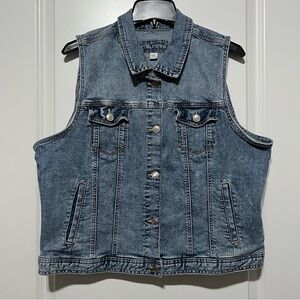 Maurices Women’s Sleeveless Denim Jean Jacket W/Pockets In Light Wash
